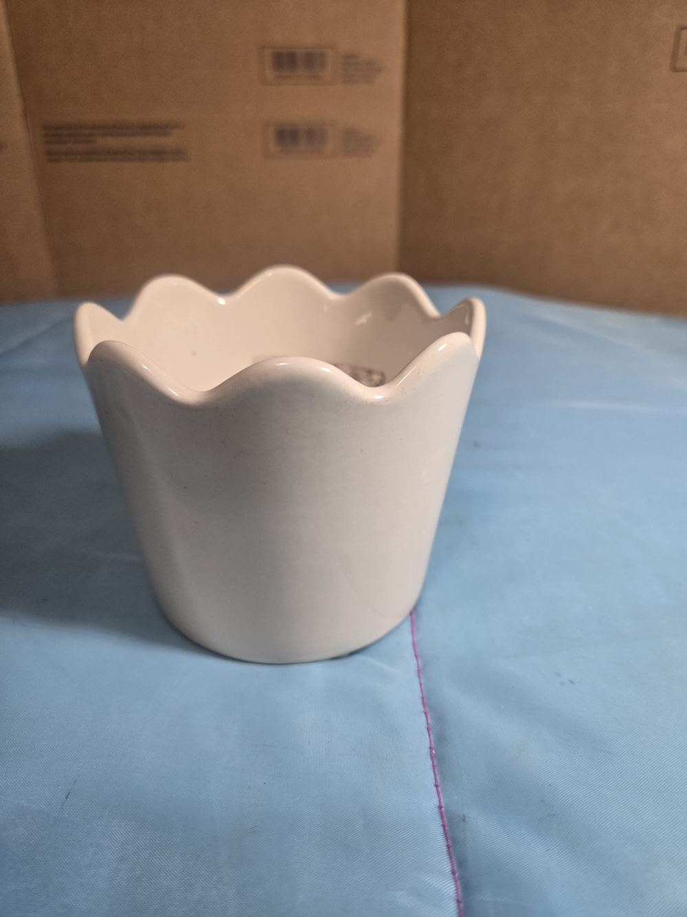 white scalloped Planter 4in With Drain Plug